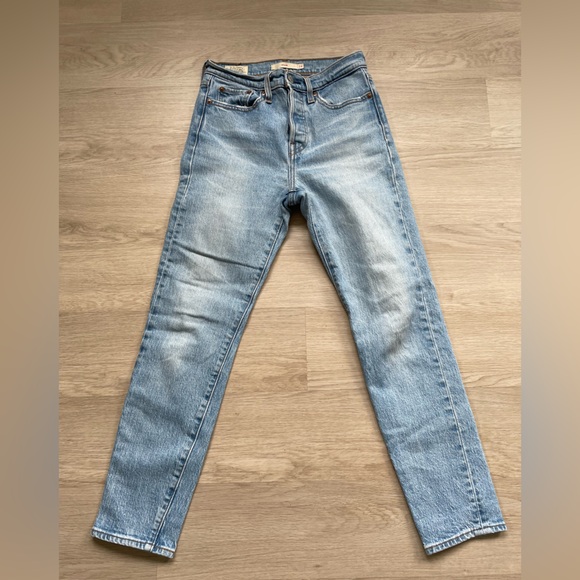 Levi’s Wedgie. 99% cotton, 1% elastane. Size 0/24 - Picture 3 of 4